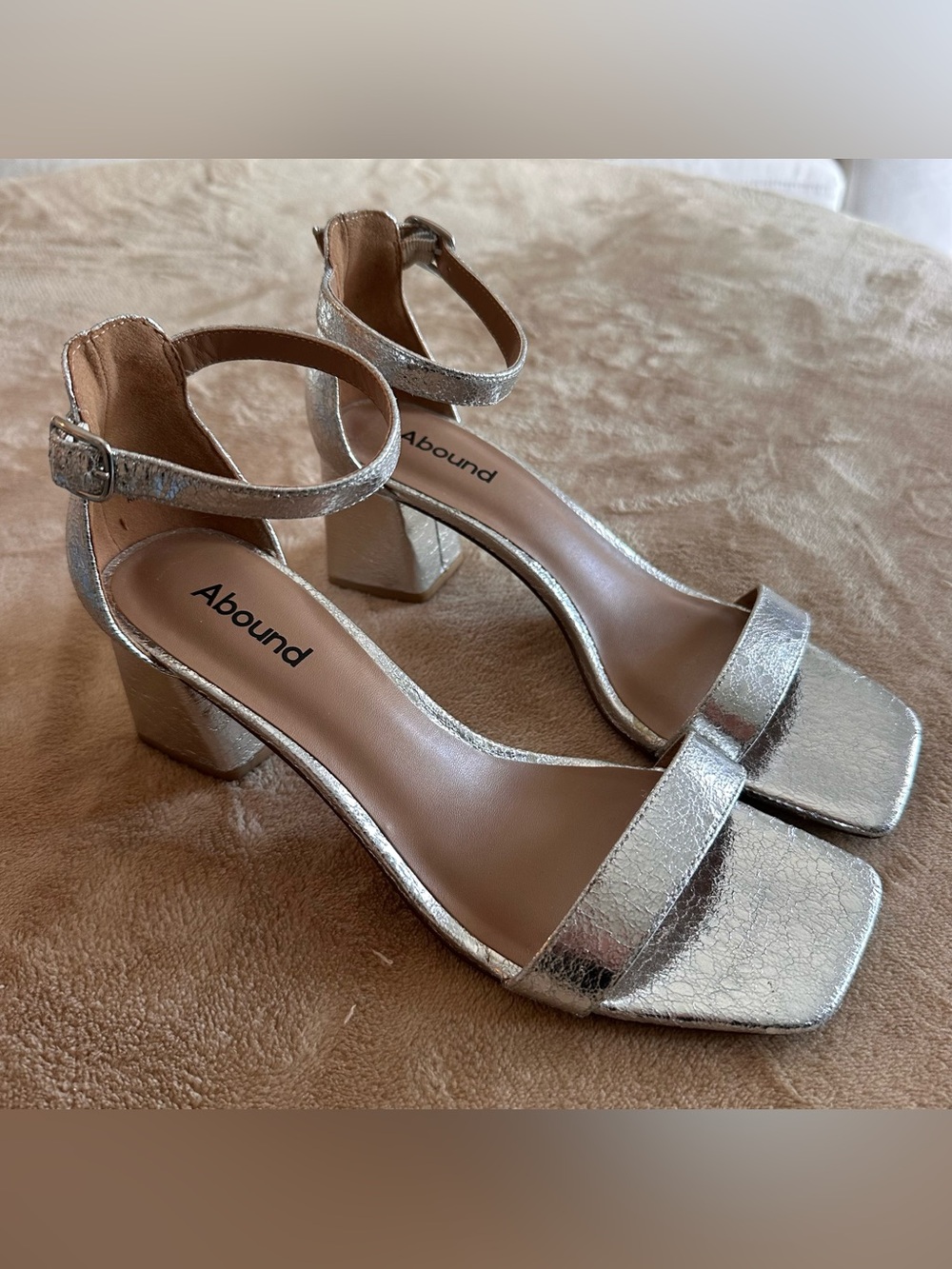 Abound Women's Finn Ankle Strap Sandal Silver Crinkle Metallic Block Heel Size 8